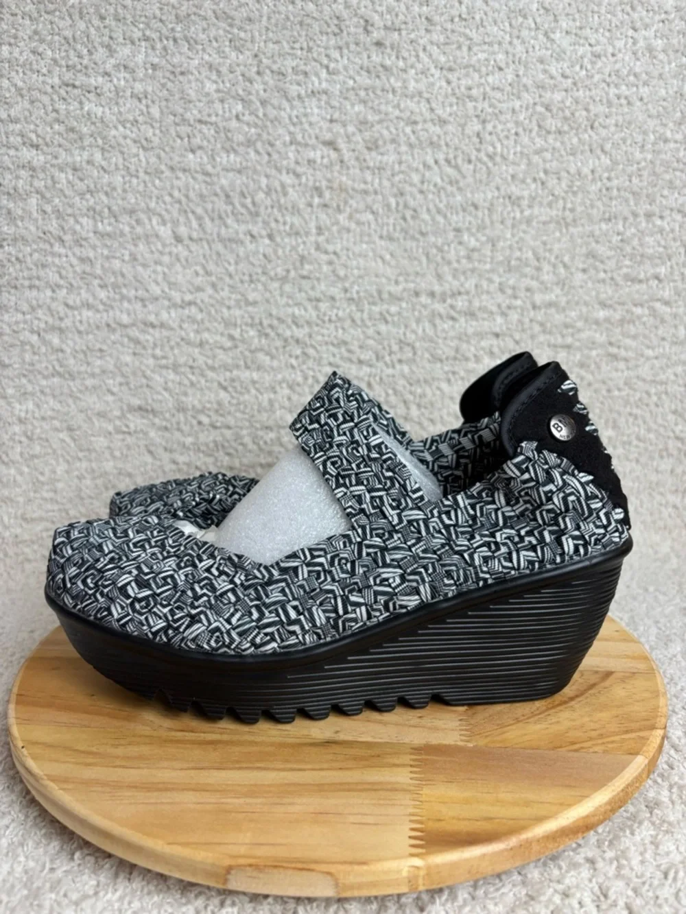 Bernie Mev Shoes Womens 8.5-9 Lulia Wedge Black White Newsprint Woven Mary Jane